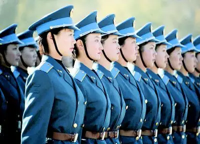 我国空军换发新军服(图)