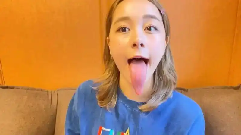 25岁混血女星有10cm超长舌头,曝拍吻戏"失控"经历:这误会真的大了.