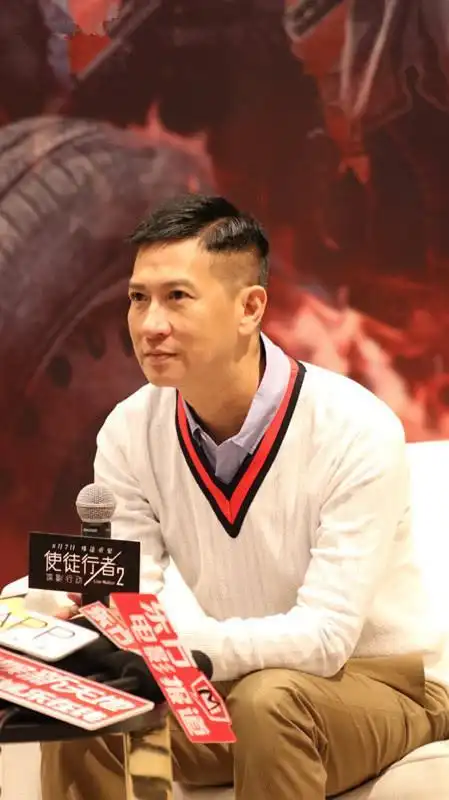 张家辉剪短头发梳成一款斜偏分发型52岁了也很有精气神