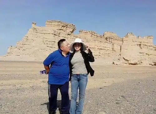 63岁董浩晒与妻子同框照片,向妻子献吻秀恩爱,两人身材反差大