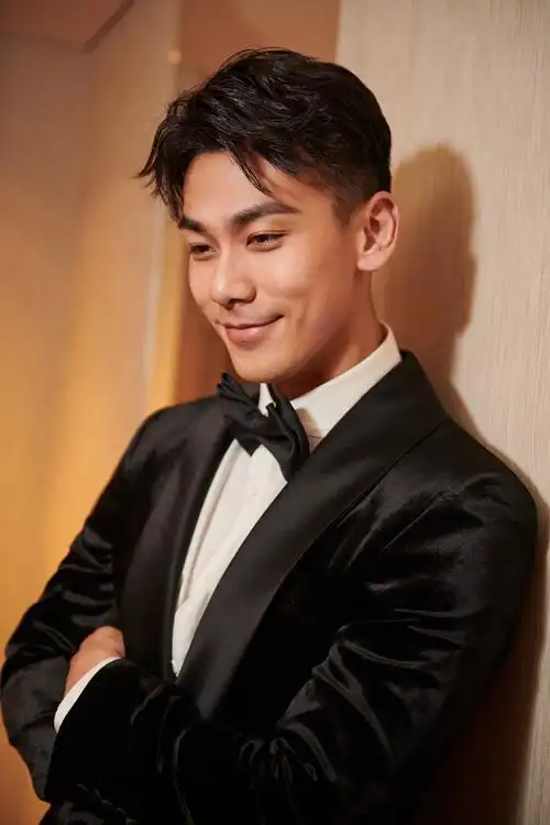 戴向宇时尚写真曝光 气质温暖儒雅变绅士