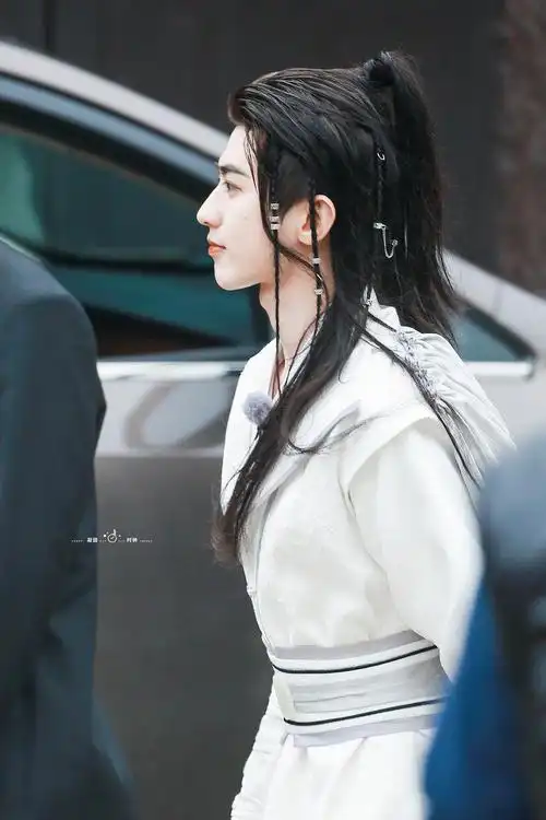 蔡徐坤白衣古装路透