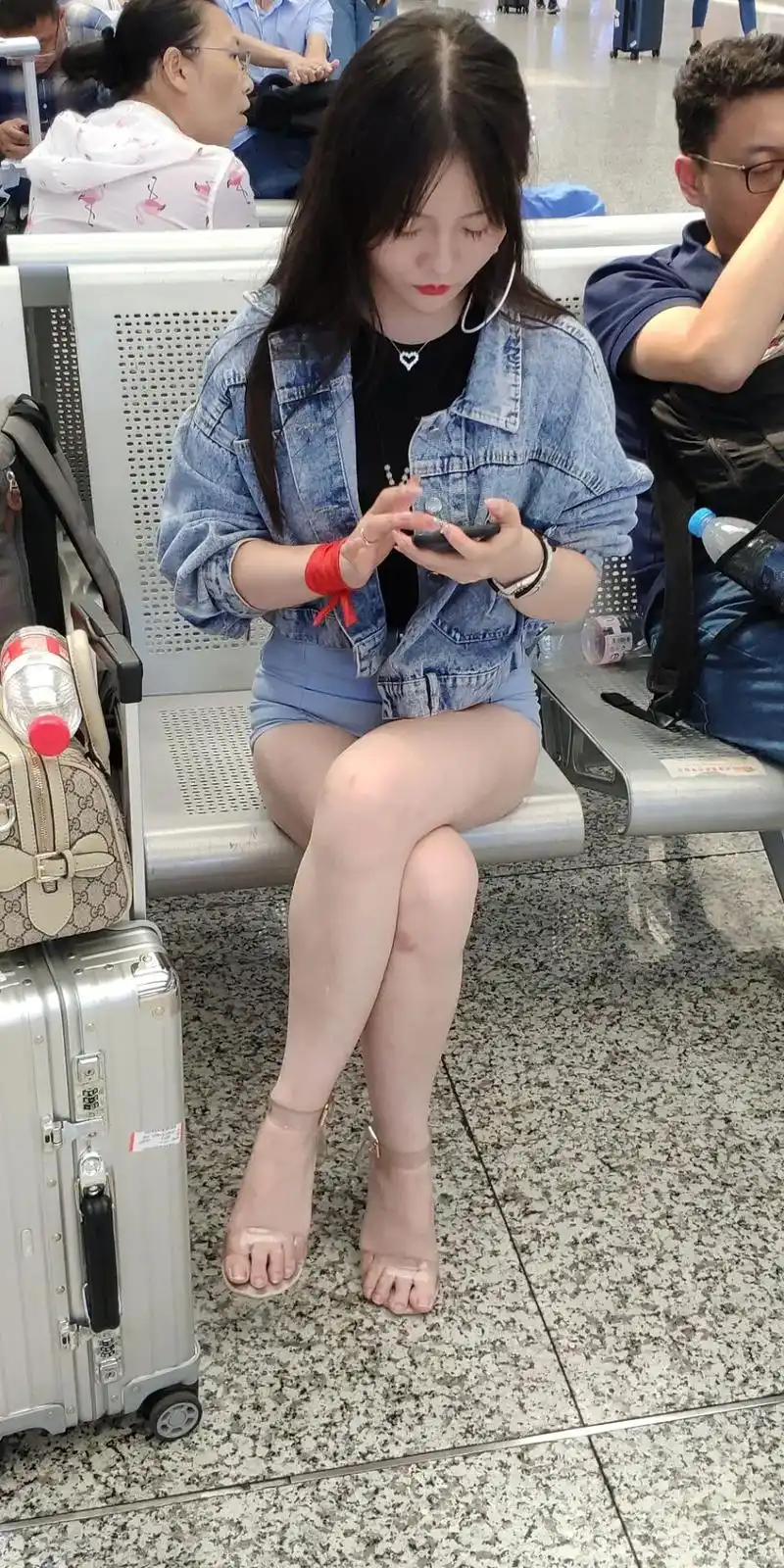 美腿小姐姐 #牛仔短裤 #街拍美女 #大长腿 #清纯甜美 - 抖音