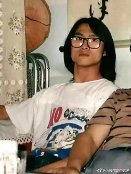 年轻时的汪峰,看发型就知道对音乐很痴迷