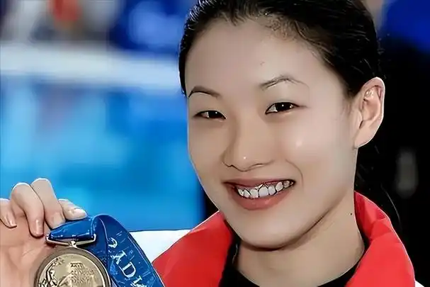 跳水女皇伏明霞近况:70岁丈夫当上董事长,19岁女儿亭亭玉立