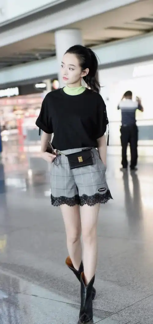 叶一茜素颜走机场穿孔雀绿皮裙本想秀气质但无奈颈纹太吓人