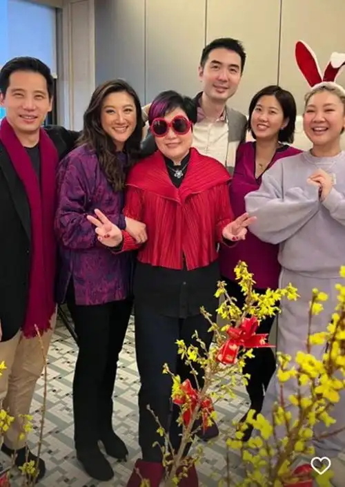 郑欣宜携男友人到干妈家过年邓光荣遗孀备红酒招待72岁气质好