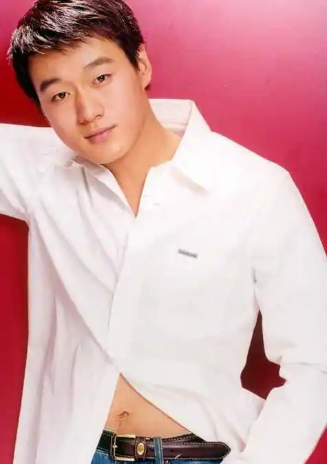 演员佟大为:娶"关老师"为妻,8年生3孩,如今一家五口其乐融融