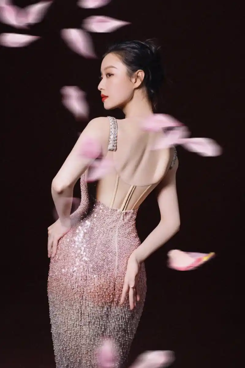 倪妮穿粉色亮片礼服登场,腰肢纤细惊艳全场#倪妮# #优质短图文计划