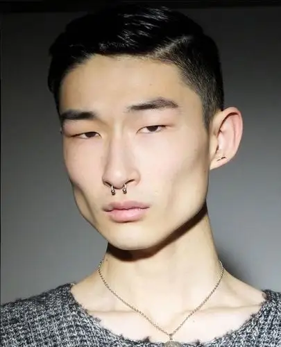 韩裔小眼丑帅男模 另类东方面孔走红