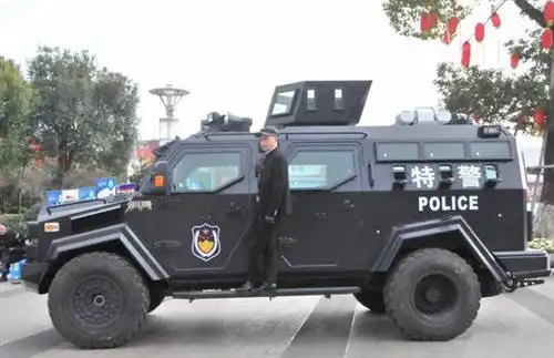 警方展示防暴利器"剑齿虎" 价值160多万