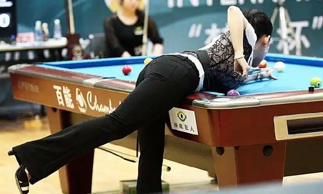 九球天后潘晓婷在趴着看球,你们在看什么呢?