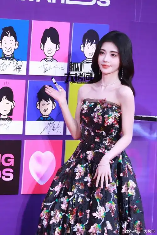 鞠婧祎春日繁花裙##qq音乐巅峰盛典##鞠婧祎红毯