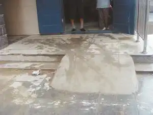 楼门口修斜坡引争议(图)