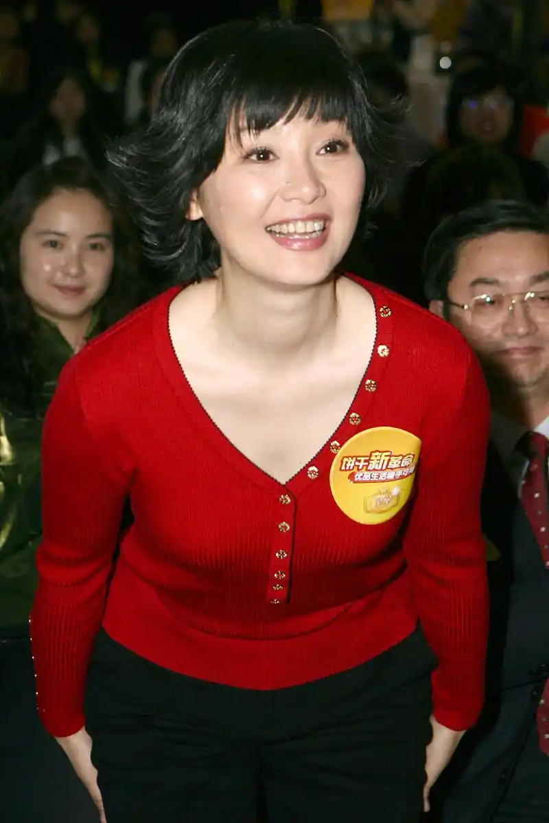 很好奇,就找了她年轻的照片来看了看,果然还真是,有点像陈红!