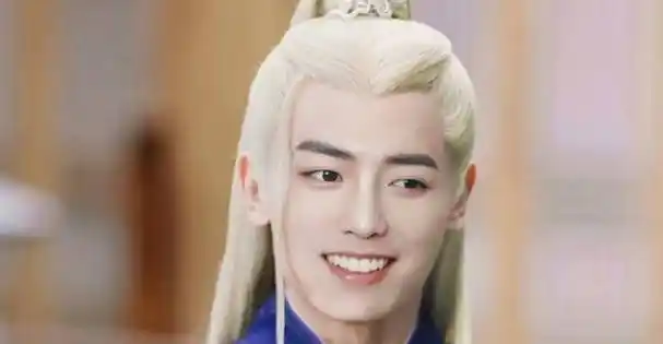 近日,又有网友p出了肖战白发造型,一起来看下肖战白发古装,你爱了吗?