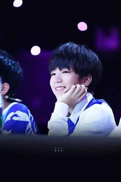 tfboys王俊凯年代秀录制图面露微笑露虎牙萌萌哒