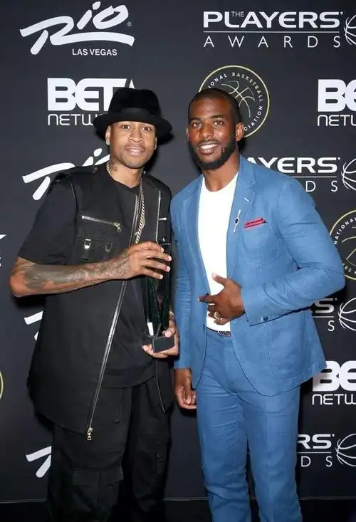 众所周知,克里斯·保罗的官方身高也是1米83,但是质疑他身高的人并不