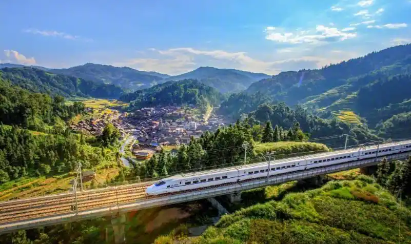 这项工程就是中国投资4200亿元所建造的世界最长高铁,包海高速铁路