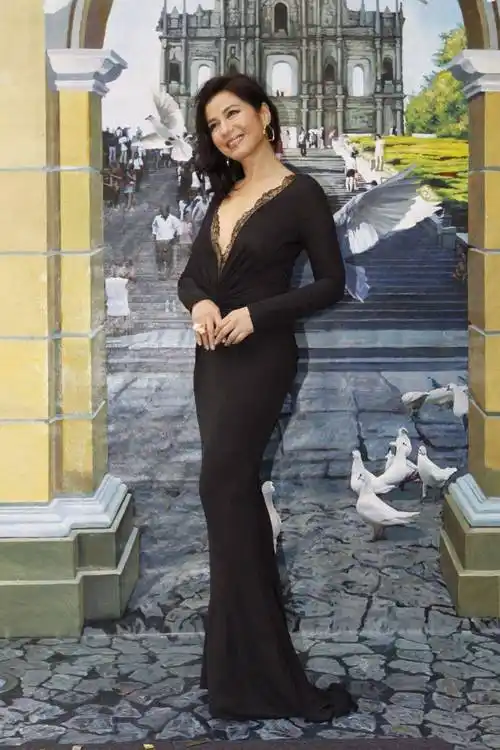 钟楚红来内地捞金,笑得满脸褶子又怎样,真实又漂亮