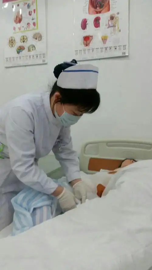 张昕护士长认真思考女病人留置导尿插管深度