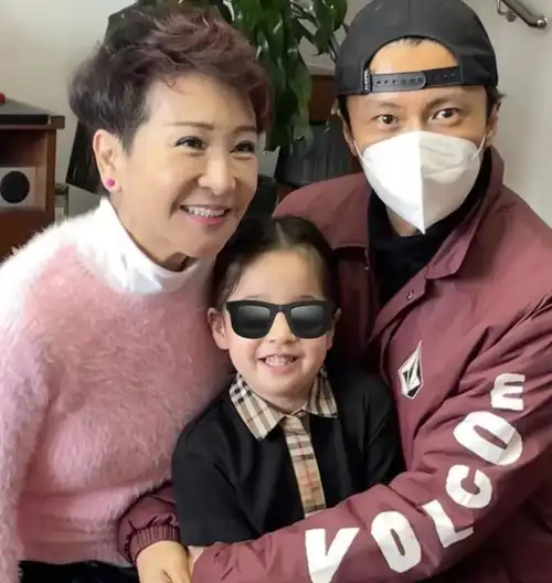 张柏芝俩儿子被心疼:谢婷婷没带侄子玩,狄波拉跟谢霆锋单独聚_谢振轩