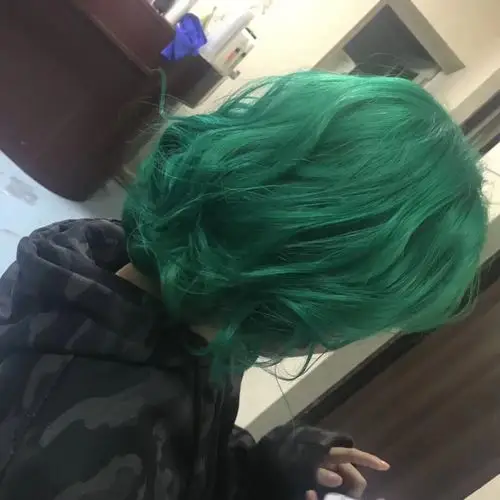 染了一头绿色的头发,走路一定要带风～_染发_孔雀绿_寝室_染头发_显白