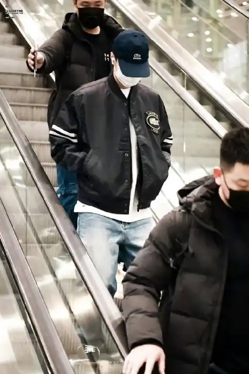 巴黎时装周##王一博机场##王一博巴黎时装周