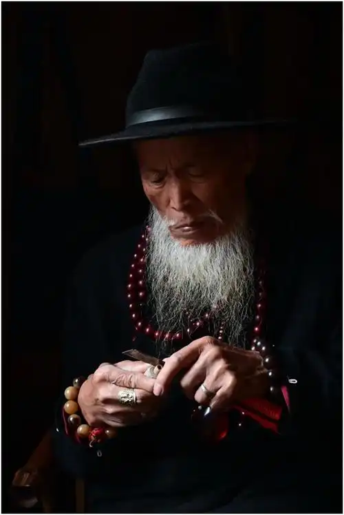 做烟袋锅的白胡子老人