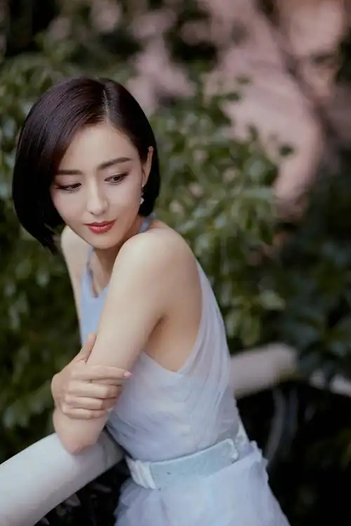 短发气息迷人的佟丽娅,如仙女下凡.