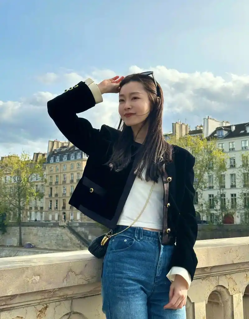 宋轶气质绝了# 宋轶黑色小香风外套77牛仔裤,人和衣服好适合呀