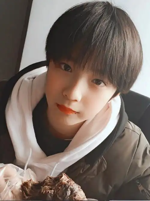 这也太奶了吧像个奶呼呼的奶团子,想去偷孩子了@时代少年团-刘耀文