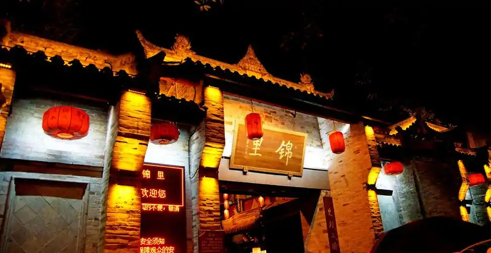 成都武侯祠,三国时期就闻名全国,历史文化底蕴浓厚,锦里古街的夜景