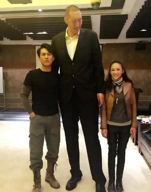 和2米36巨人合影感觉如何?姚明也得抬头,韩红只到胃部