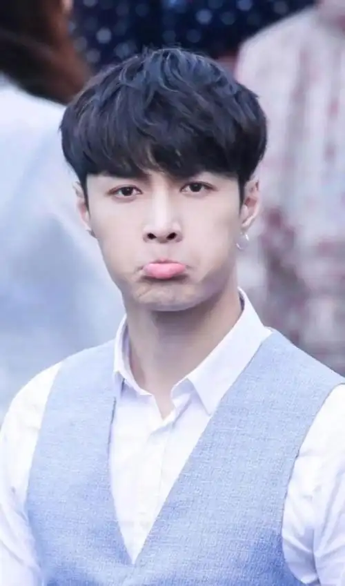 可爱的来了,张艺兴怕是吃可爱长大的,这也太可爱了,嘴巴的嘟嘟也太萌