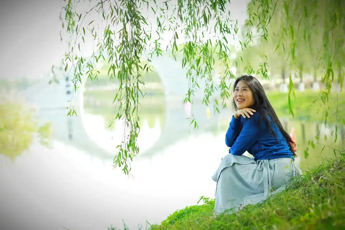 虽言杭州西湖美,四平西湖赛杭州,#人像写真 #捕捉身边的美  - 抖音