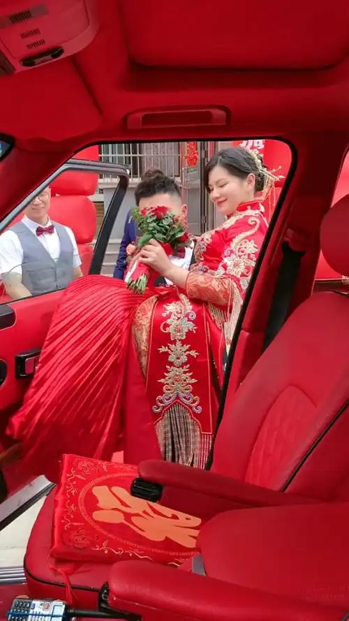 抱着新媳妇上花车,新郎好样的,幸福的新娘喜笑颜开!