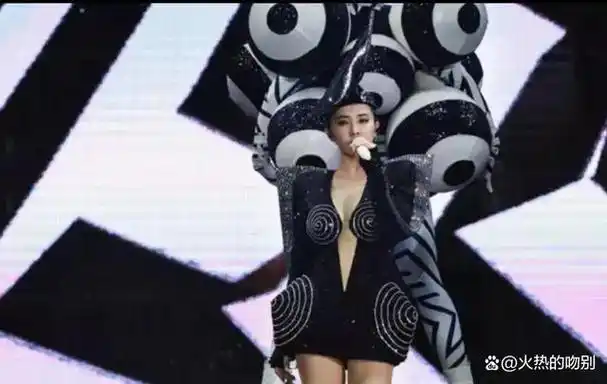 蔡依林穿黑色深v礼服性感迷人 旋纹加身秀个性时尚