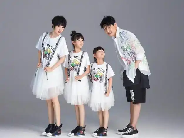 陆毅,鲍蕾一家2024新年出大片,人人颜值提当,家庭幸福美满