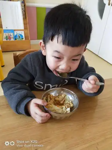 大口吃饭才能长高高!