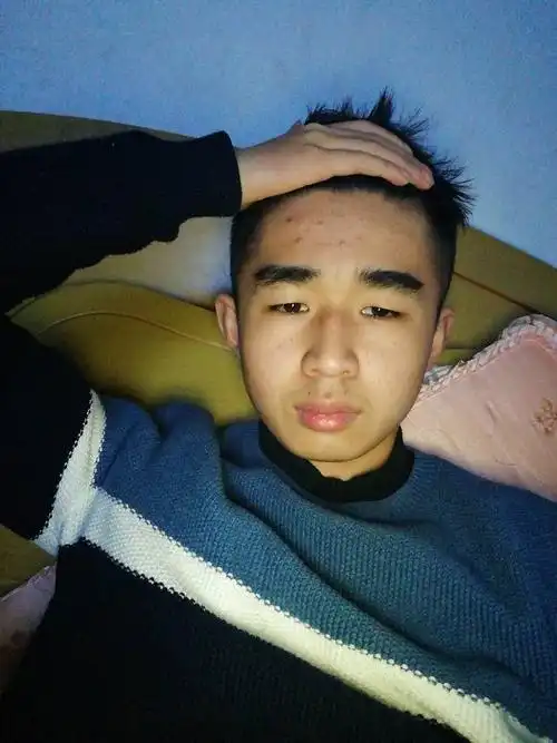 有人说我是目字脸有人说我是倒三角脸型,我本来想烫个蘑菇头不知道