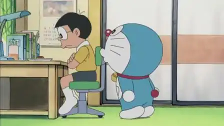大雄坐在桌子前,哆啦a梦以为大雄在读书,结果发现大雄在发呆