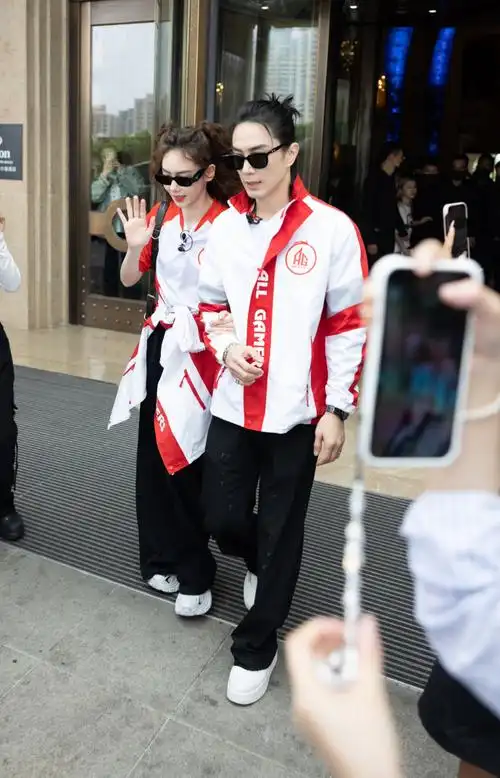 这下戚薇不能不回李承铉消息了##李承铉追戚薇追到战至巅峰了