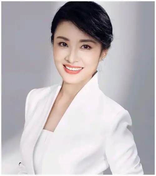 主持人周涛52岁的年龄32岁的状态,她的美很难用一种模式来界定