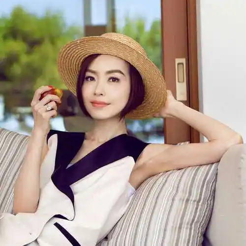 千万富婆鲁豫近照曝光戴4万项链卖新书一双细腿撑不满裤管