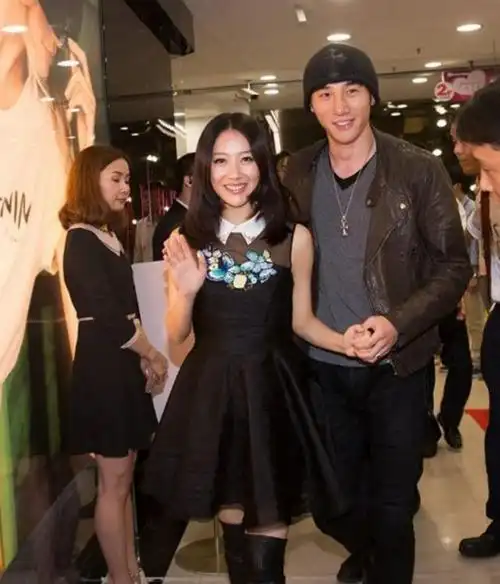 度成为媒体镜头下的焦点,街边他与台湾男演员郑元畅的亲密互动被捕捉