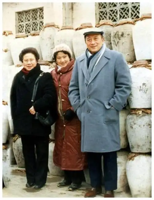 徐玉兰王文娟孙道临在运动中,孙道临被隔离审查,房子被强占,老少三代