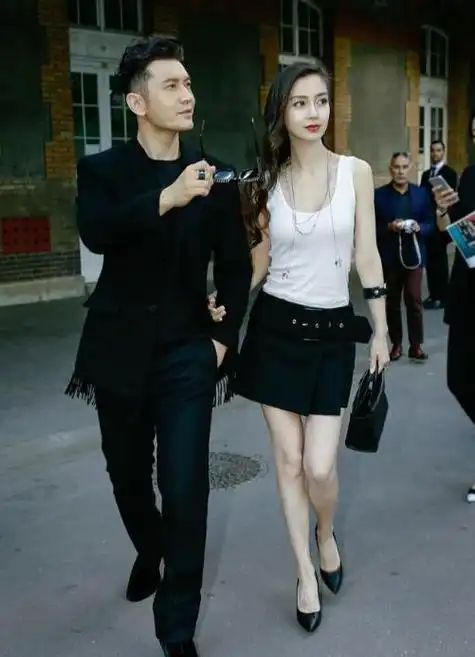 黄晓明夫妇现身国外baby穿一件宽松男款背心是老公穿过的吗