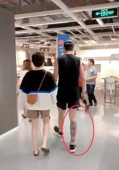 于小彤携陈小纭逛街被拍,看到他腿上的纹身,没戏拍是有原因的