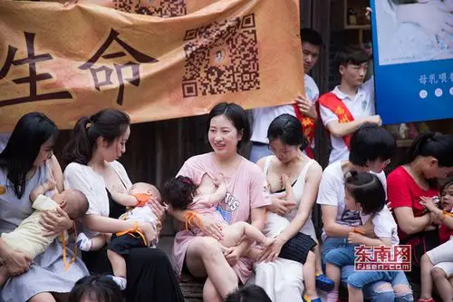 福州百位辣妈街头哺乳快闪倡导母乳喂养